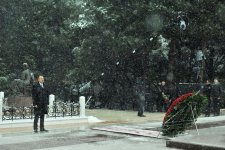 Президент Азербайджана и его супруга посетили могилу общенационального лидера Гейдара Алиева (версия 2) (ФОТО)