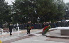 Президент Азербайджана и его супруга посетили могилу общенационального лидера Гейдара Алиева (версия 2) (ФОТО)
