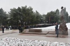Президент Азербайджана и его супруга посетили могилу общенационального лидера Гейдара Алиева (версия 2) (ФОТО)