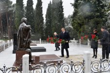 Президент Азербайджана и его супруга посетили могилу общенационального лидера Гейдара Алиева (версия 2) (ФОТО)