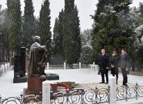 Президент Азербайджана и его супруга посетили могилу общенационального лидера Гейдара Алиева (версия 2) (ФОТО)