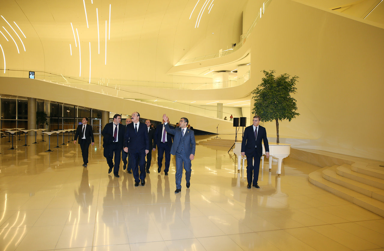 Президент Дагестана ознакомился с Центром Гейдара Алиева (ФОТО)
