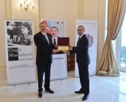 Президенту Азербайджана вручена премия «Человек 2013 года» Фонда Нацгероя Чингиза Мустафаева и Группы компаний ANS (ФОТО)