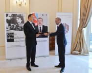 Президенту Азербайджана вручена премия «Человек 2013 года» Фонда Нацгероя Чингиза Мустафаева и Группы компаний ANS (ФОТО)