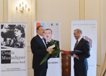 Президенту Азербайджана вручена премия «Человек 2013 года» Фонда Нацгероя Чингиза Мустафаева и Группы компаний ANS (ФОТО)