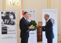 Президенту Азербайджана вручена премия «Человек 2013 года» Фонда Нацгероя Чингиза Мустафаева и Группы компаний ANS (ФОТО)