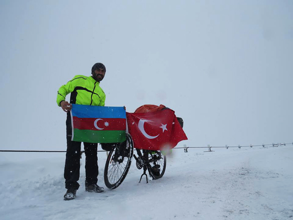 Флаг Азербайджана и вымпел Trend на горе Казбек (ФОТО)