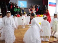 Бакинские школьники представили спектакль, посвященный дружбе Азербайджана и России (фото)