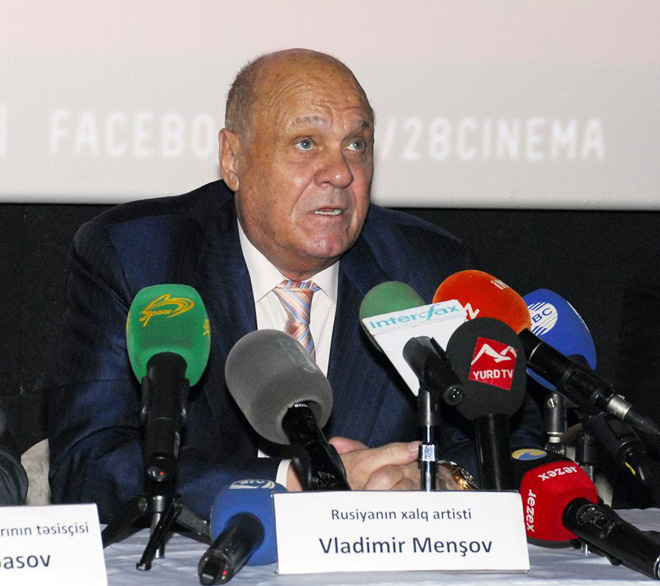 Владимир Меньшов в Баку: "Мне очень приятно видеть, как бакинцы встречают своего знаменитого земляка" (ФОТО)