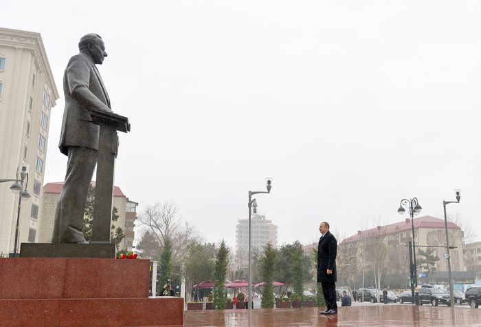 Президент Ильхам Алиев посетил памятник Гейдара Алиева в Сумгайыте (ФОТО)