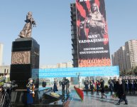 Президент Азербайджана и его супруга приняли участие в церемонии поминовения памяти жертв Ходжалинской трагедии (ФОТО)