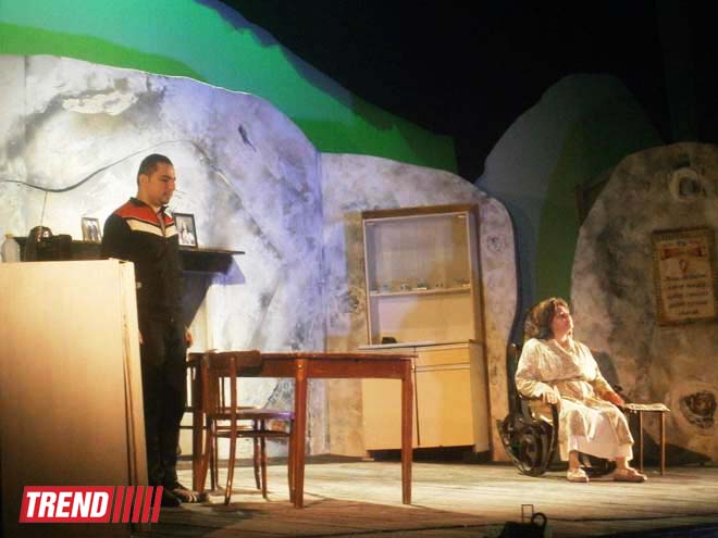 Премьера спектакля "Королева красоты Линена" в Баку: гнев, раздражение и череда монотонных дней (ФОТО)