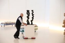 Всемирно известный скульптор Тони Крэгг принял участие в оформлении своей выставки в Центре Гейдара Алиева (ФОТО)