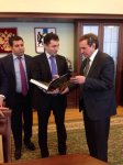 От имени вице-президента Фонда Гейдара Алиева Лейлы Алиевой Новосибирской научной библиотеке подарены книги об Азербайджане (ФОТО)