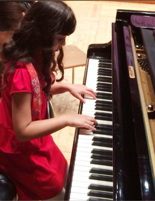 Юная пианистка Ройа Гусейнова удостоена международного диплома "İnternet Music Competition 2014" (ФОТО)
