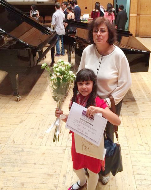 Юная пианистка Ройа Гусейнова удостоена международного диплома "İnternet Music Competition 2014" (ФОТО)