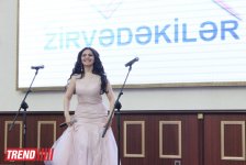 Торжественная церемония награждения премией "Zirvədəkilər" в Баку - звезды на красной дорожке (ФОТО)