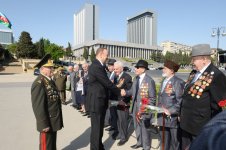 Президент Ильхам Алиев: В Азербайджане к ветеранам проявляются большое внимание и забота (версия 2) (ФОТО)