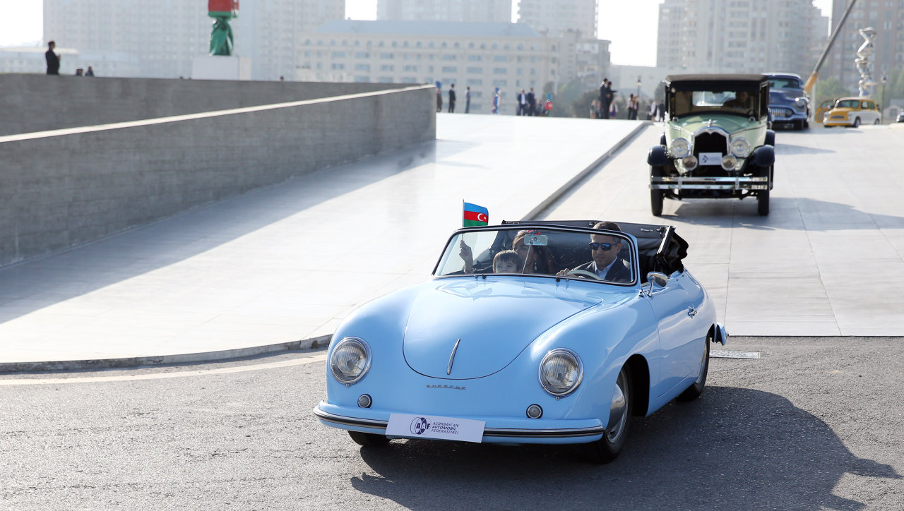 В Баку состоялся пробег классических автомобилей, посвященный 91-й годовщине со дня рождения общенационального лидера Гейдара Алиева (ФОТО)
