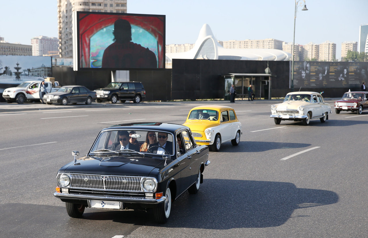 В Баку состоялся пробег классических автомобилей, посвященный 91-й годовщине со дня рождения общенационального лидера Гейдара Алиева (ФОТО)
