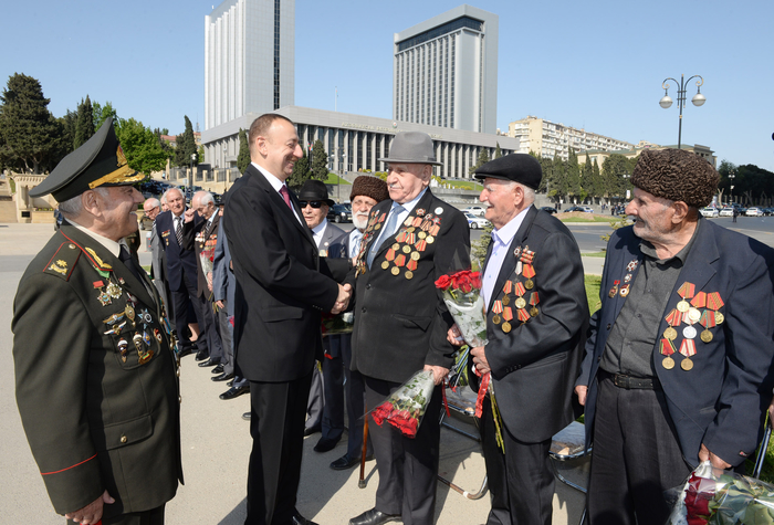 Президент Ильхам Алиев: В Азербайджане к ветеранам проявляются большое внимание и забота (версия 2) (ФОТО)