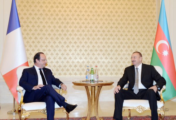 Azerbaijani, French presidents have one-on-one meeting (PHOTO)