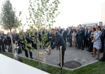 Ильхам Алиев и Франсуа Олланд, а также первая леди Мехрибан Алиева ознакомились с ходом строительства французского лицея в Баку (ФОТО)