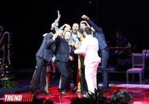 Первый соло-концерт Натаван Хабиби "Dinlə" - красочные видеоинсталяции, selfi, праздничный торт (ФОТО)