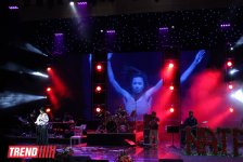 Первый соло-концерт Натаван Хабиби "Dinlə" - красочные видеоинсталяции, selfi, праздничный торт (ФОТО)