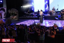 Первый соло-концерт Натаван Хабиби "Dinlə" - красочные видеоинсталяции, selfi, праздничный торт (ФОТО)
