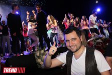 Первый соло-концерт Натаван Хабиби "Dinlə" - красочные видеоинсталяции, selfi, праздничный торт (ФОТО)