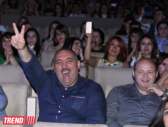 Первый соло-концерт Натаван Хабиби "Dinlə" - красочные видеоинсталяции, selfi, праздничный торт (ФОТО)