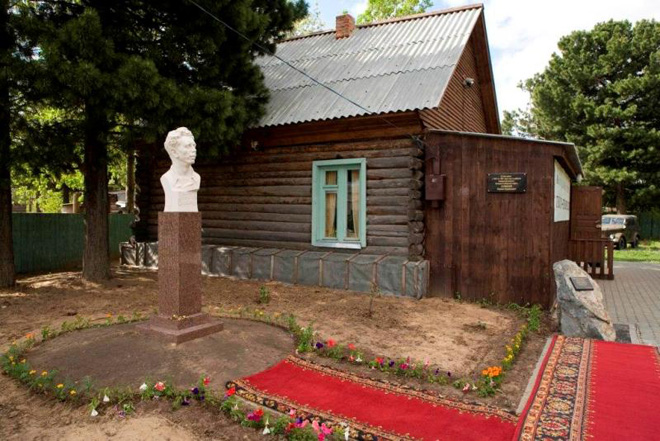 Аэропорт Сургута в честь Фармана Салманова – Мадонна с младенцем, интересные факты (ФОТО)