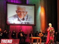 В Баку состоялся торжественный вечер, посвященный 75-летию известного писателя-драматурга Вагифа Самедоглу (ФОТО)