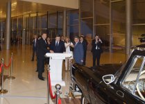 Президент Ильхам Алиев и председатель Еврокомиссии Жозе Мануэл Баррозу посетили Центр Гейдара Алиева (ФОТО)