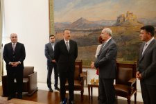 Президенту Ильхаму Алиеву вручена золотая медаль парламента Греции (ФОТО)
