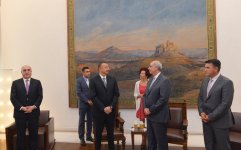 Президенту Ильхаму Алиеву вручена золотая медаль парламента Греции (ФОТО)