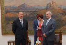 Президенту Ильхаму Алиеву вручена золотая медаль парламента Греции (ФОТО)