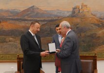 Президенту Ильхаму Алиеву вручена золотая медаль парламента Греции (ФОТО)