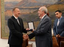 Президенту Ильхаму Алиеву вручена золотая медаль парламента Греции (ФОТО)