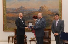 Президенту Ильхаму Алиеву вручена золотая медаль парламента Греции (ФОТО)