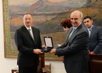 Президенту Ильхаму Алиеву вручена золотая медаль парламента Греции (ФОТО)