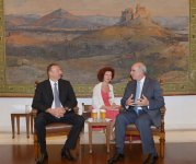 Президенту Ильхаму Алиеву вручена золотая медаль парламента Греции (ФОТО)
