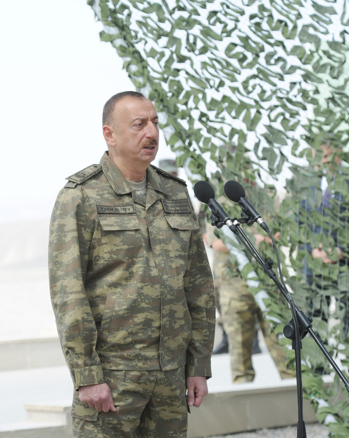 Президент Ильхам Алиев наблюдал за оперативно-тактическими учениями по случаю 96-й годовщины создания ВС Азербайджана (ФОТО)