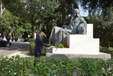 Президент Ильхам Алиев посетил памятник Низами Гянджеви в Риме (ФОТО)