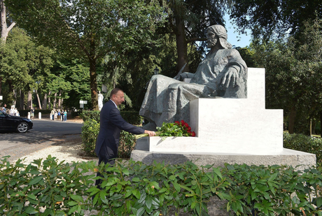 Президент Ильхам Алиев посетил памятник Низами Гянджеви в Риме (ФОТО)