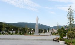 Президент Азербайджана совершает визит в Хызинский район (ФОТО)