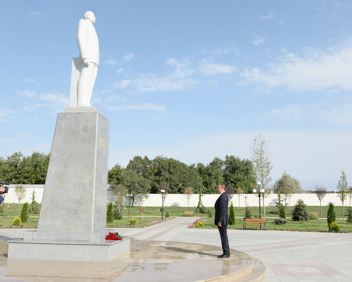 Президент Азербайджана совершает визит в Хызинский район (ФОТО)