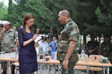 Ганира Пашаева провела автограф-сессию книг в воинской части Газаха (ФОТО)