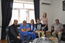 Робертино Лоретти подарили каталог "Правда Азербайджана", или "Bеsame Mucho"  на азербайджанском сазе (ФОТО)